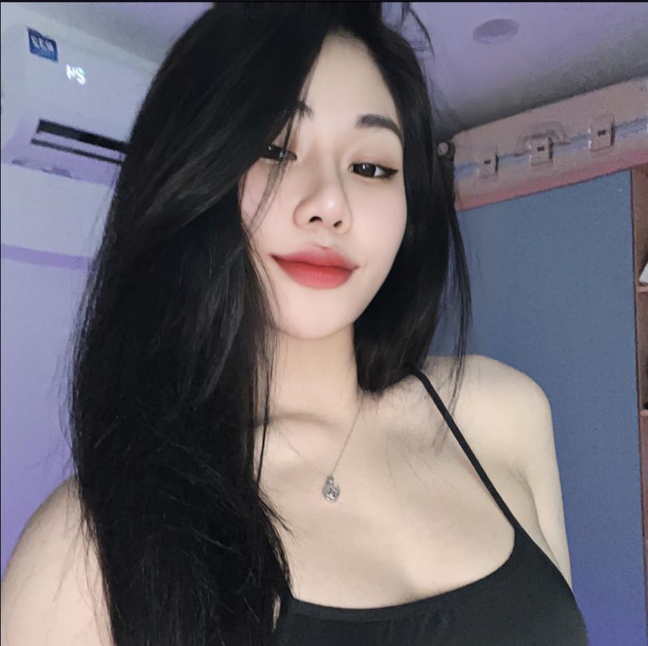 Sau một lần được chị gái dạy hôn, cậu em trai làm liều và muốn đụ chị ấy mỗi ngày